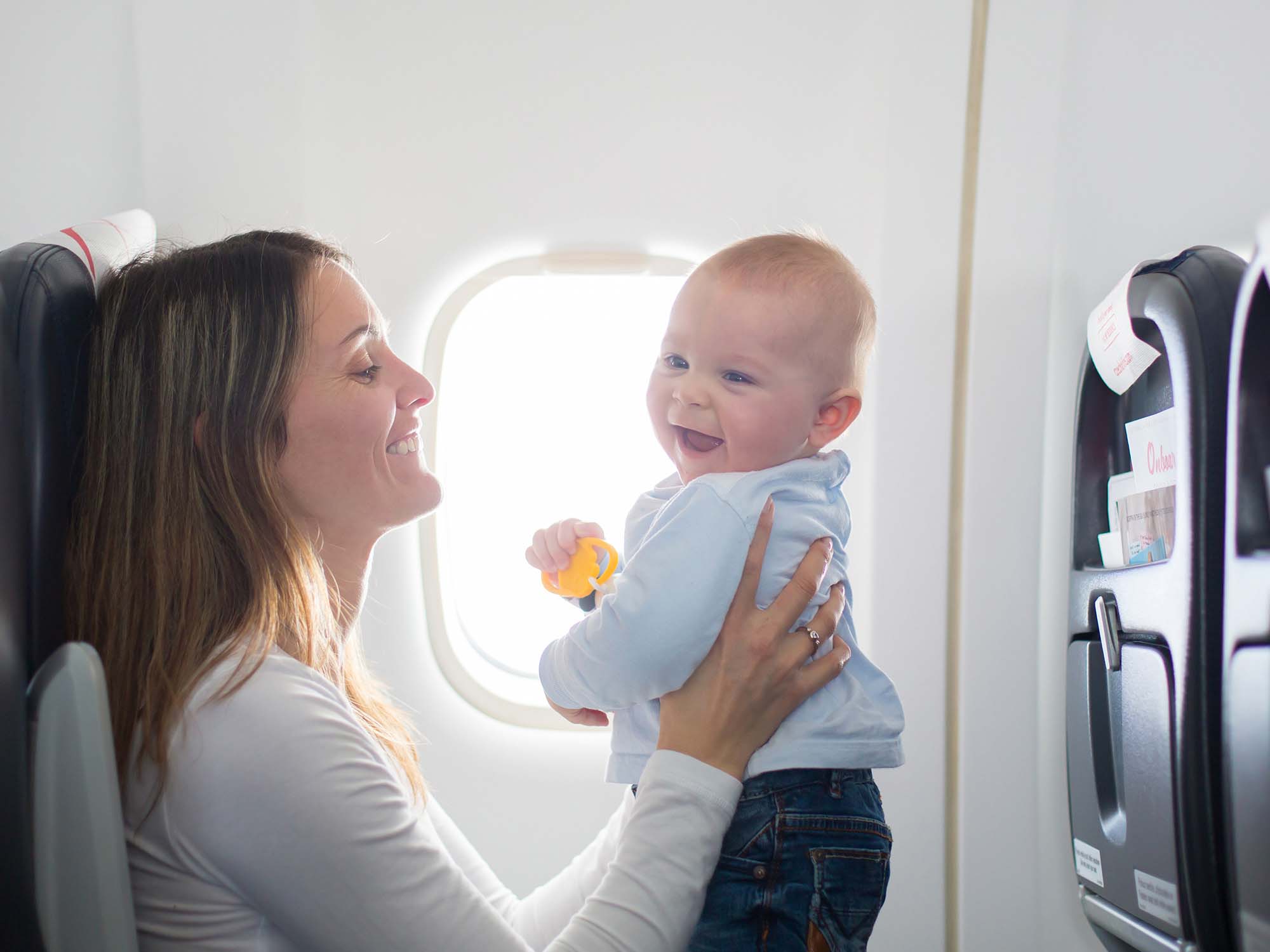 Bebé sonriendo en el avión